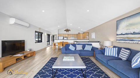 Beach House 72A Marine Drive - Fingal Bay - Accommodation Gladstone 2