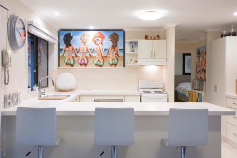Beach House Getaway 2 - Accommodation Gladstone 2