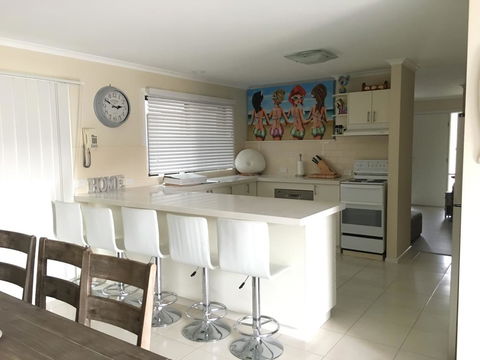Beach House Getaway 2 - Accommodation Gladstone 3