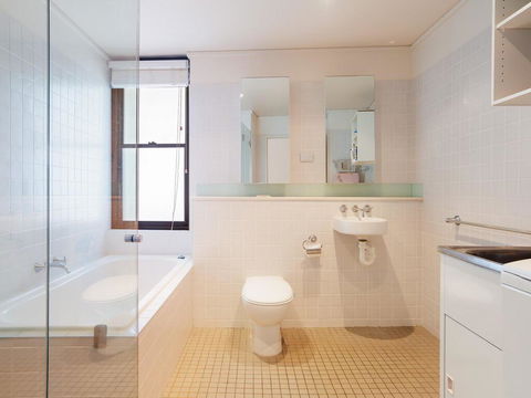 Beach View At One Mile', 8/26 One Mile Close - Infinity Complex Pool & WIFI - Accommodation Gladstone 2