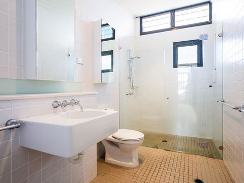 Beach View At One Mile', 8/26 One Mile Close - Infinity Complex Pool & WIFI - Accommodation Gladstone 1