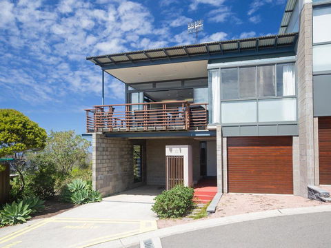 Beach View At One Mile', 8/26 One Mile Close - Infinity Complex Pool & WIFI - Accommodation Gladstone 0