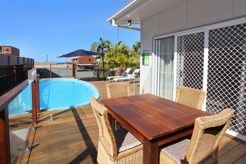 BEACH, SHOPS & FABULOUS VACATION HOME! - Accommodation Gladstone 0