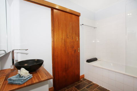 BEACH, SHOPS & FABULOUS VACATION HOME! - Accommodation Gladstone 2