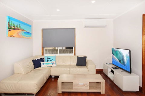 BEACH, SHOPS & FABULOUS VACATION HOME! - Accommodation Gladstone 3