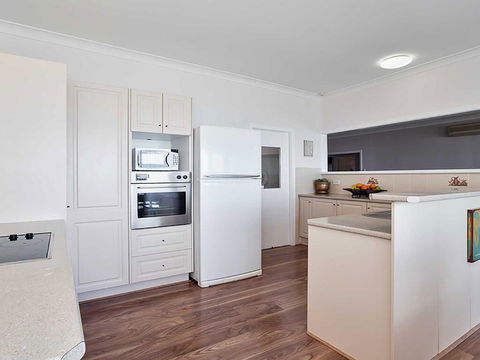 Beached Inn' 93 Foreshore Drive - Spacious Beach Front House - Accommodation Gladstone 2