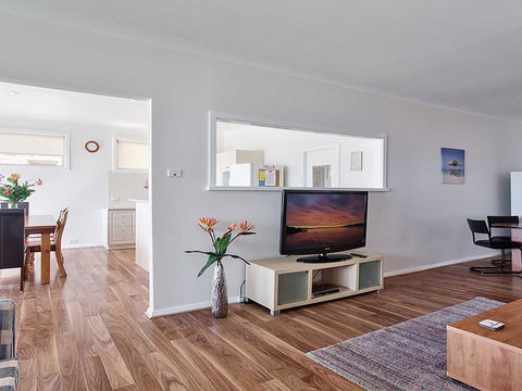 Beached Inn' 93 Foreshore Drive - Spacious Beach Front House - Accommodation Gladstone 3