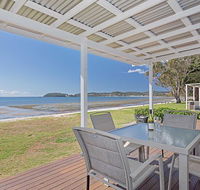 Beached Inn' 93 Foreshore Drive - Spacious beach front house - Accommodation Gladstone