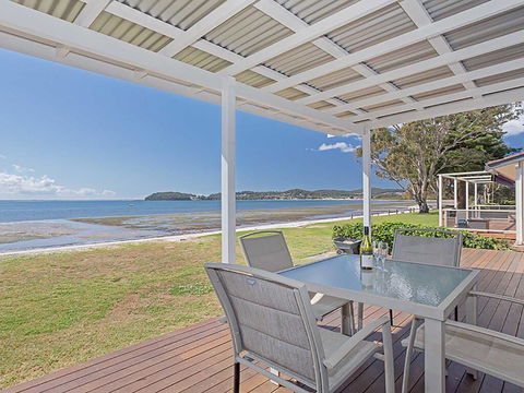 Beached Inn' 93 Foreshore Drive - Spacious Beach Front House - Accommodation Gladstone 0