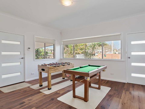 Beached Inn' 93 Foreshore Drive - Spacious Beach Front House - Accommodation Gladstone 1