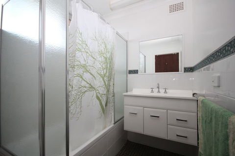 BEACHFRONT 3- 3/12 Bundella Ave LC - Accommodation Gladstone 2