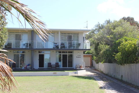BEACHFRONT 3- 3/12 Bundella Ave LC - Accommodation Gladstone 3
