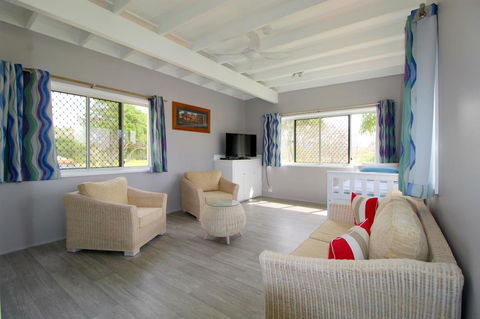Beachfront 6, 25 Willow Street - Accommodation Gladstone 0