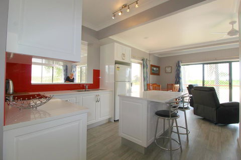 Beachfront 6, 25 Willow Street - Accommodation Gladstone 3