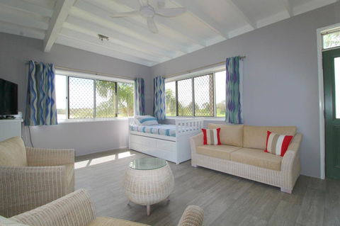 Beachfront 6, 25 Willow Street - Accommodation Gladstone 1