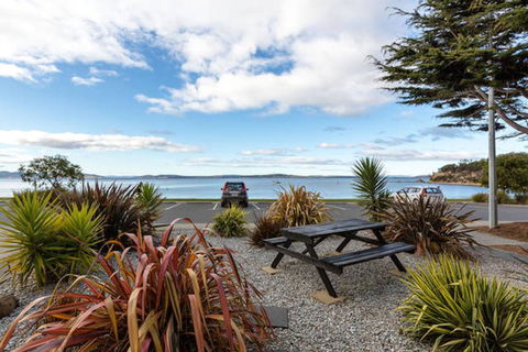 Beachfront Apartment Blackmans Bay - Accommodation Gladstone 0