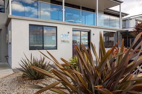 Beachfront Apartment Blackmans Bay - Accommodation Gladstone 1
