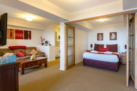 Beachfront Apartment Blackmans Bay - Accommodation Gladstone 3