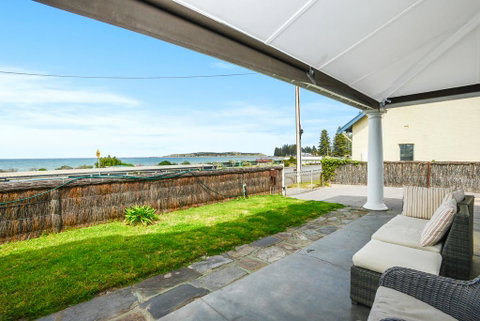 Beachfront Buena Vista - PetFriendly - Accommodation Gladstone 0