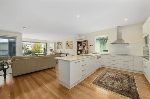 Beachfront By The CC - Family Friendly, Plunge Pool, Steps To The Beach - Accommodation Gladstone 3