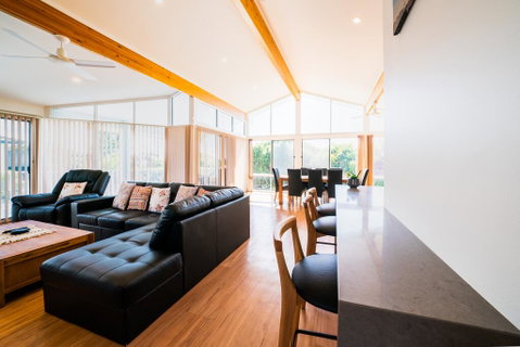 Beachfront Escape - Accommodation Gladstone 2