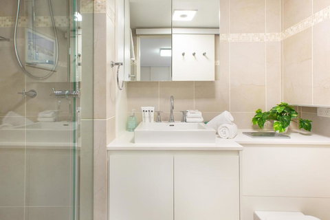 Beachfront Manly Apartment With Parking And Balcony - Accommodation Gladstone 2