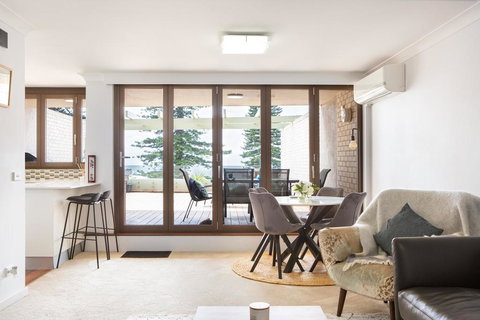 Beachfront Manly Apartment With Parking And Balcony - Accommodation Gladstone 0