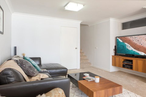 Beachfront Manly Apartment With Parking And Balcony - Accommodation Gladstone 3