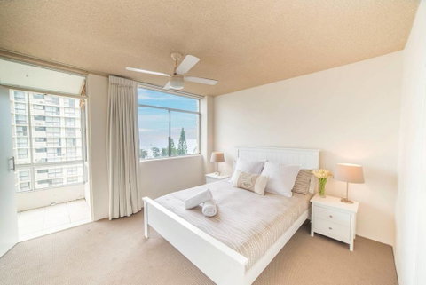 Beachfront Retro Apartment In Surfers Paradise - Accommodation Gladstone 2