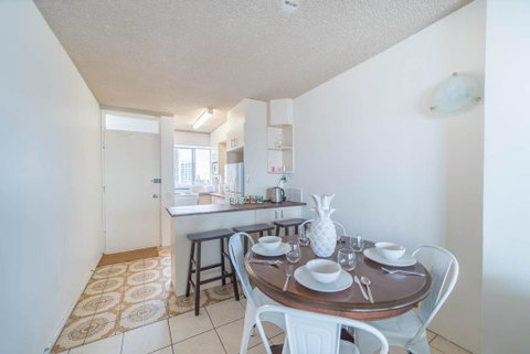 Beachfront Retro Apartment In Surfers Paradise - Accommodation Gladstone 3