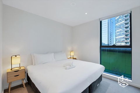 REST COLLECTION Apartments On Collins Docklands - Accommodation Gladstone 2