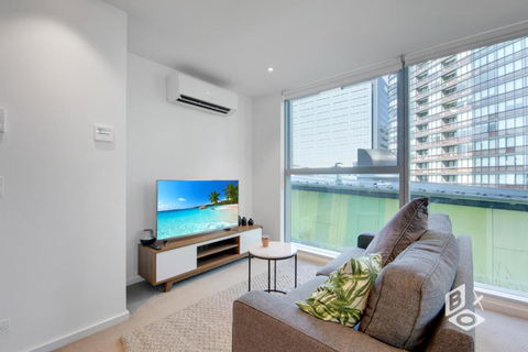 REST COLLECTION Apartments On Collins Docklands - Accommodation Gladstone 0