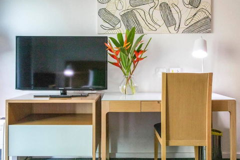Resort-Style Sister Studios - Double Delight In The CBD - Accommodation Gladstone 1