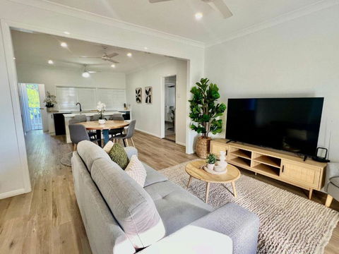 Renovated Queenslander - Upstairs 2km To Stadium - Accommodation Gladstone 1