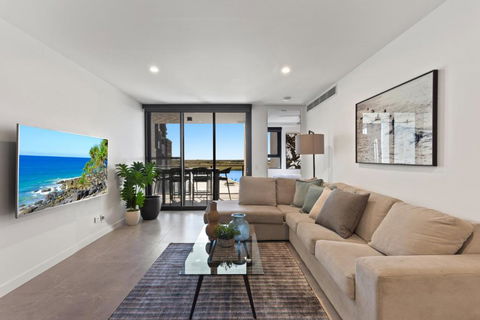 Riverfront 2-Bed With Pool, Sauna, Gym & Views - Accommodation Gladstone 0