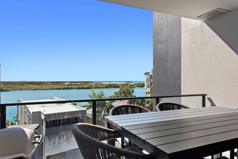 Riverfront 2-Bed With Pool, Sauna, Gym & Views - Accommodation Gladstone 1
