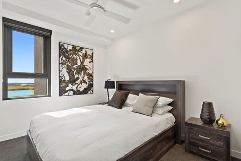 Riverfront 2-Bed With Pool, Sauna, Gym & Views - Accommodation Gladstone 2