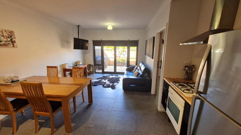 Red Ochre - Large Apartment With Private Courtyard - Accommodation Gladstone 1