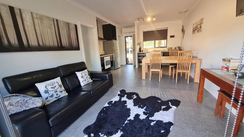 Red Ochre - Large Apartment With Private Courtyard - Accommodation Gladstone 0