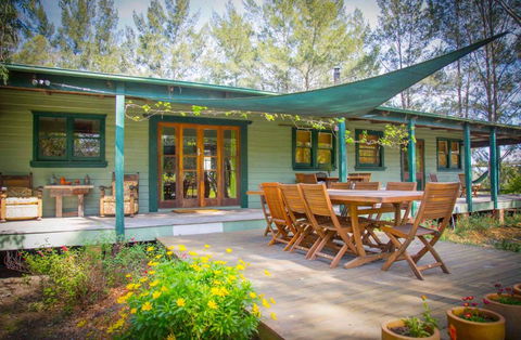 Red Tractor Retreat - Accommodation Gladstone 0