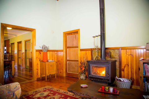 Red Tractor Retreat - Accommodation Gladstone 1