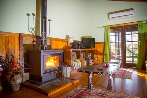 Red Tractor Retreat - Accommodation Gladstone 3