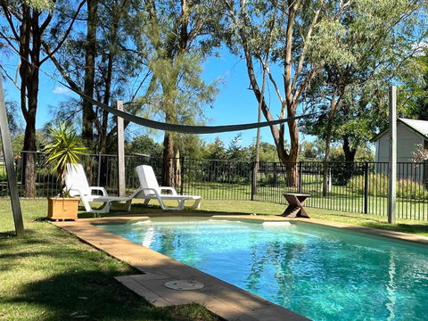 Red Tractor Retreat - Accommodation Gladstone 2