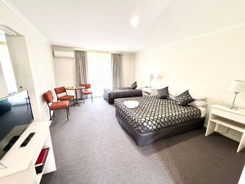 Redgum Motel - Accommodation Gladstone 0
