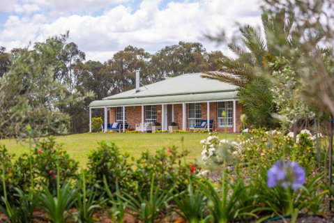 Redims Hill Cottage - Accommodation Gladstone 0