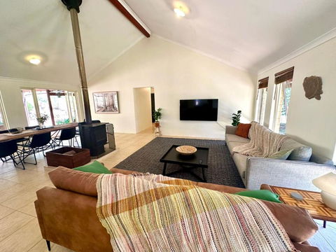 Redtail House - Carlotta - Accommodation Gladstone 0