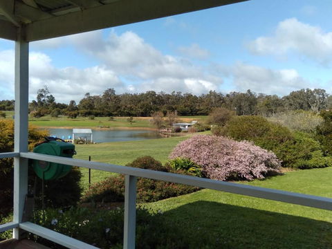 Redtail Ridge Cottages - Accommodation Gladstone 0