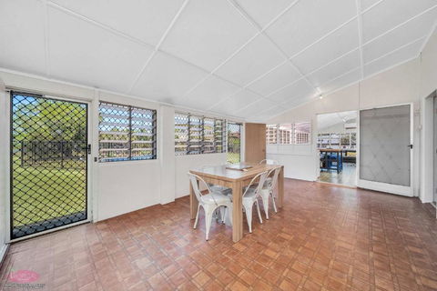 Reef Shack Beach Vibes Stroll To The Beach - Accommodation Gladstone 3