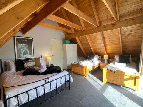 Reel & Relax: 3BR Beach House - Fish, Swim, Surf - Accommodation Gladstone 3
