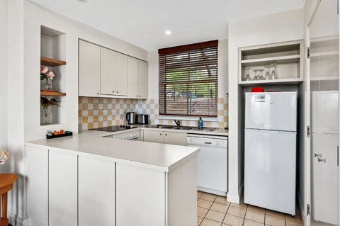 Refreshing Valley Escape - Accommodation Gladstone 3